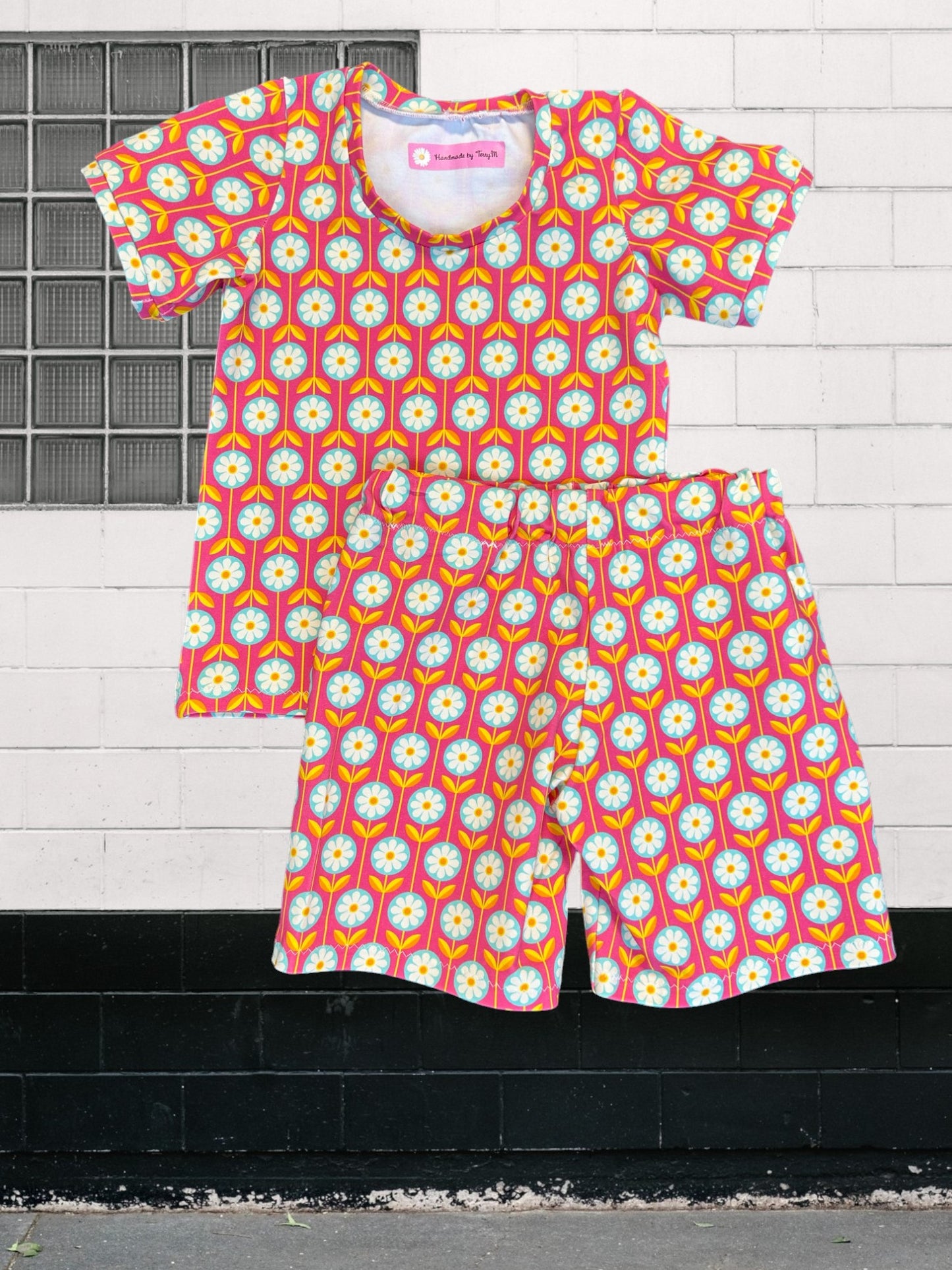 Daisy T-Shirt & Shorts - Size 3