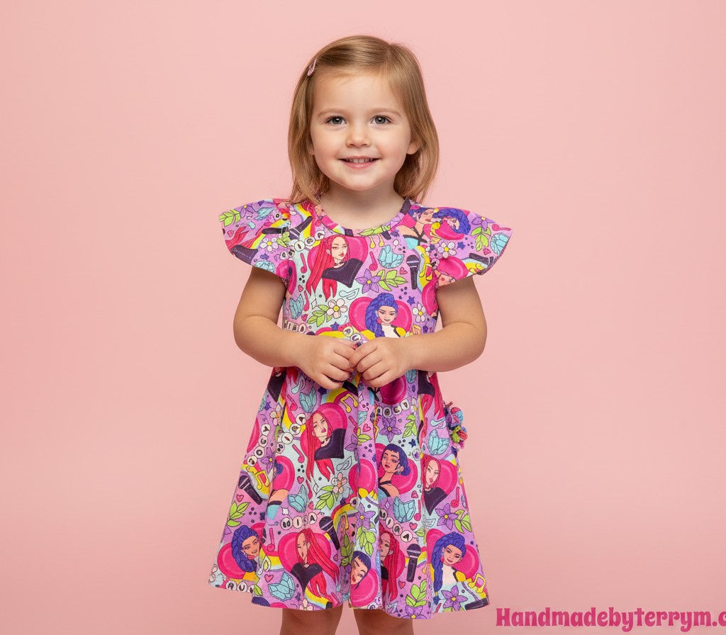 Young girl wearing Kpop girls dress size 4 multicolour”