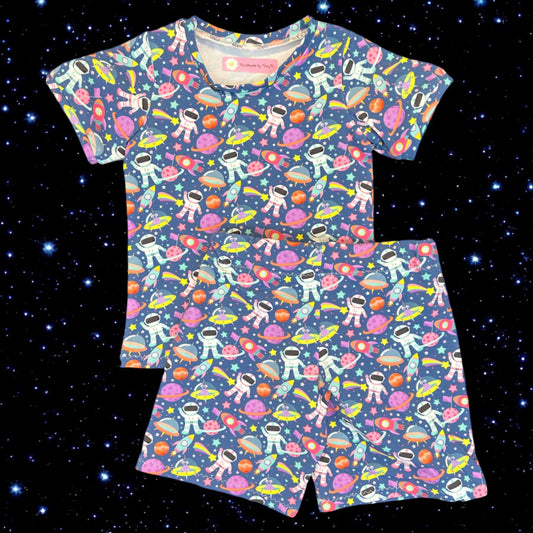 Astronaut kids outfit – size 2
Handmade space T shirt and shorts set
