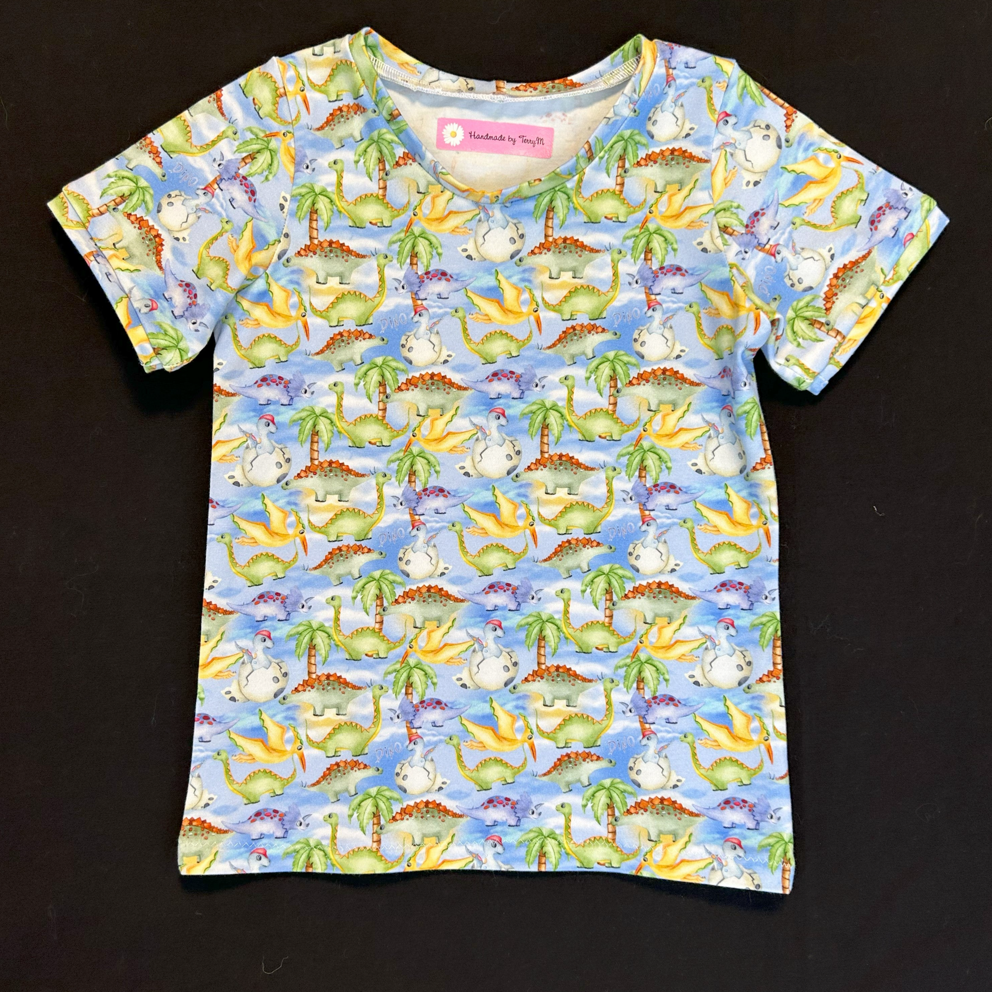 Tropical dinosaur kids outfit – size 4.
Handmade dino T shirt and shorts set