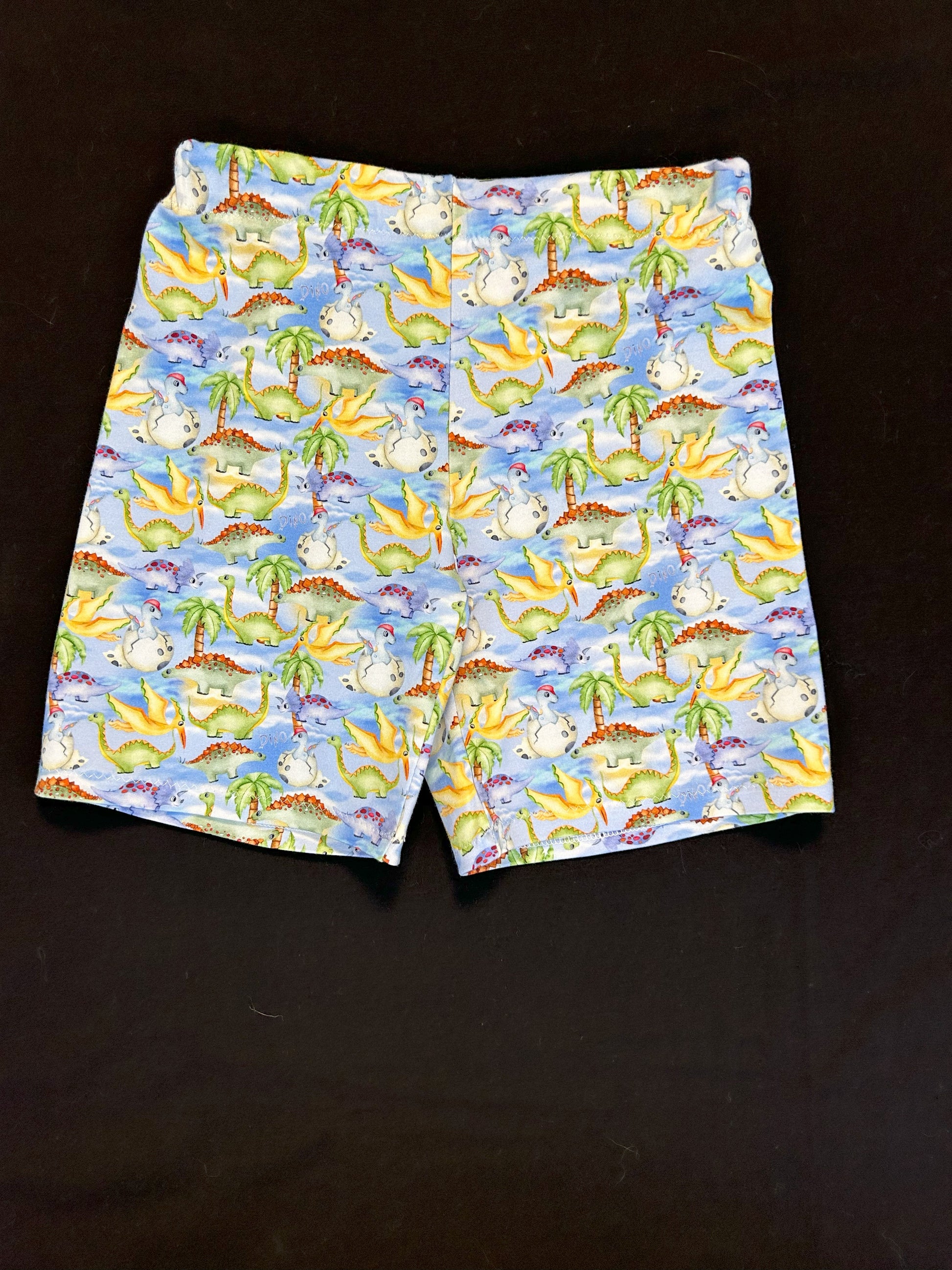 Tropical dinosaur kids outfit – size 4.
Handmade dino T shirt and shorts set