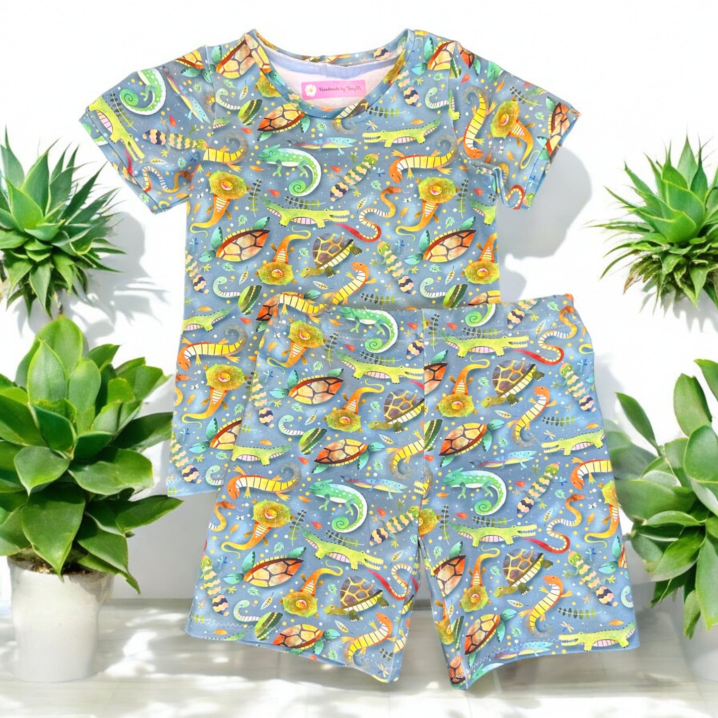 Reptile print kids outfit – size 4
Handmade animal T shirt and shorts set
