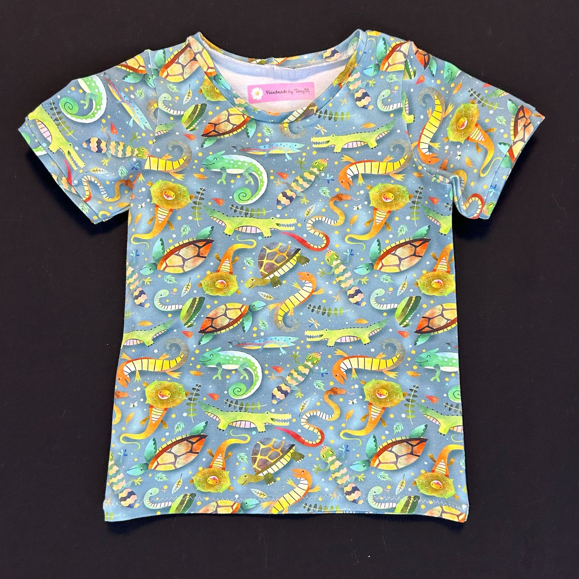 Reptile print kids outfit – size 4
Handmade animal T shirt and shorts set