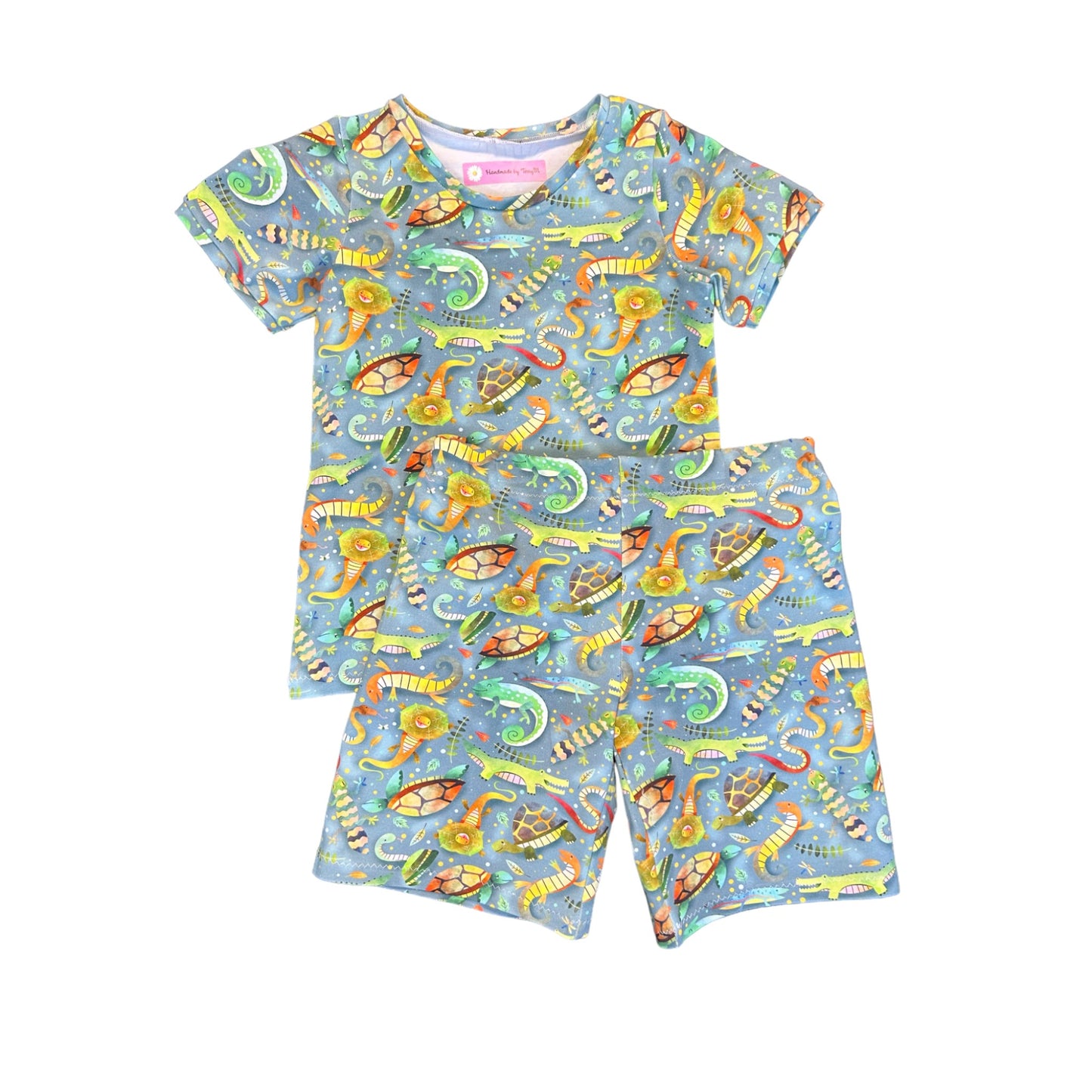 Reptile print kids outfit – size 4
Handmade animal T shirt and shorts set