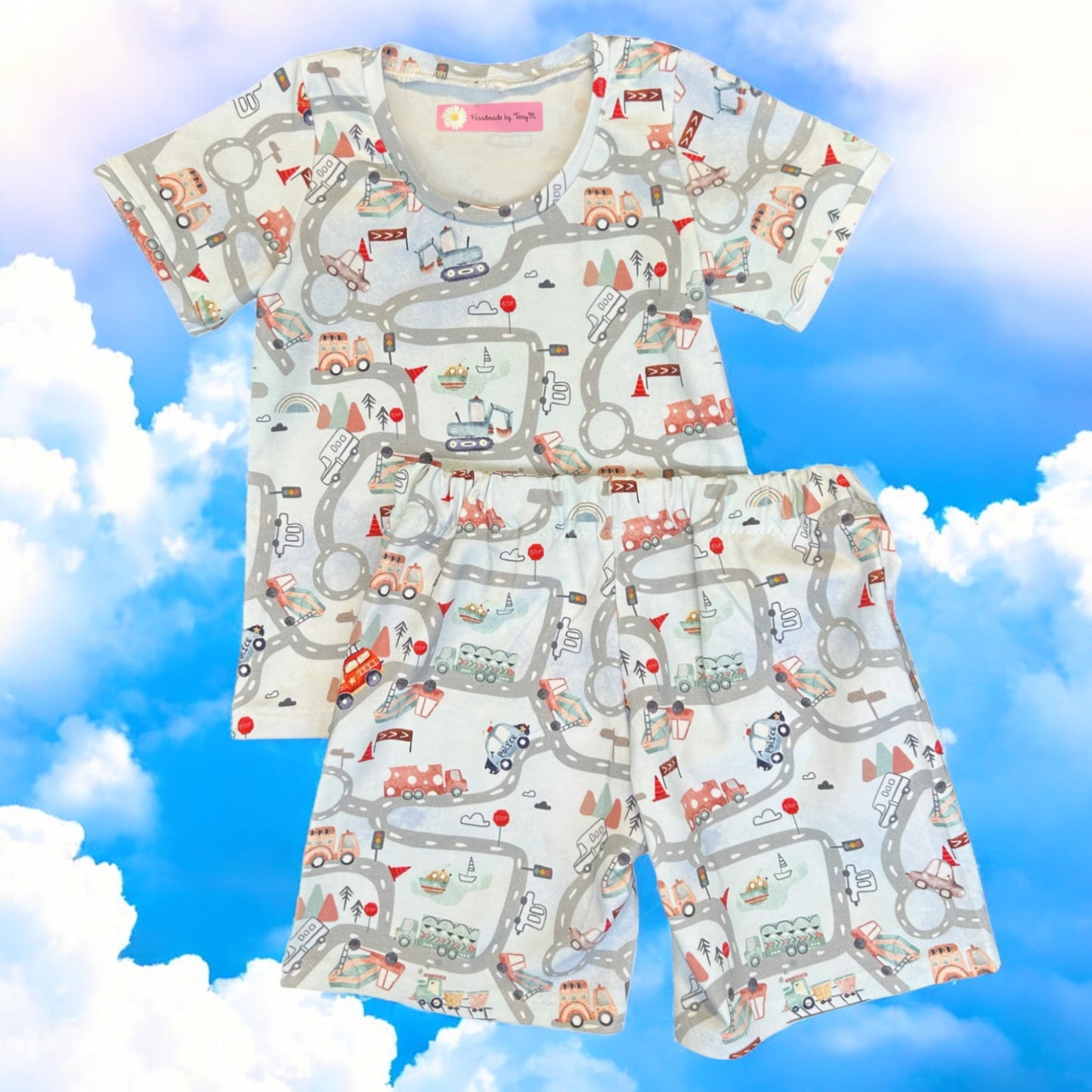 Road track kids outfit – size 3
Handmade grey vehicle T shirt and shorts set
